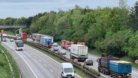 Dopravní nehoda čtyř nákladních vozů na dálnici D8 poblíž obce Odolena Voda.