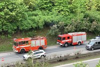 Pět mrtvých dětí po nehodě na dálnici! Auto se převrátilo a začalo hořet