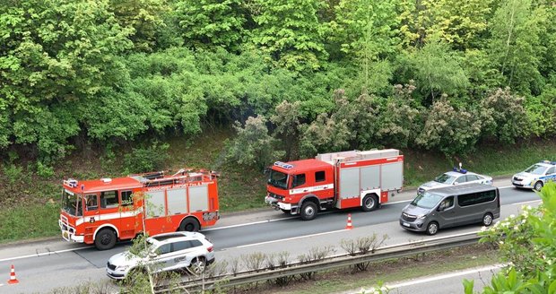 Pět mrtvých dětí po nehodě na dálnici! Auto se převrátilo a začalo hořet