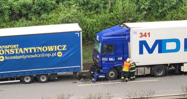 Dopravní nehoda čtyř nákladních vozů na dálnici D8 poblíž obce Odolena Voda.