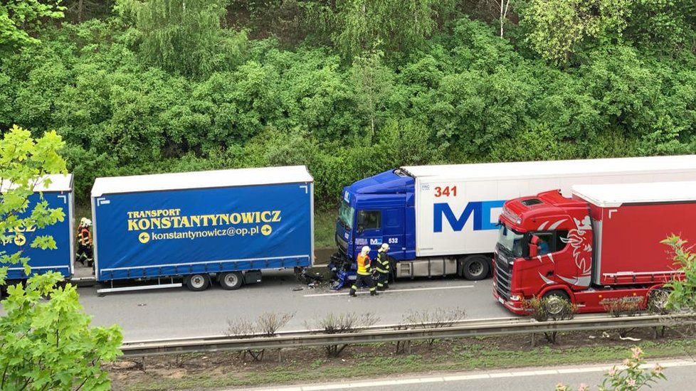 Dopravní nehoda čtyř nákladních vozů na dálnici D8 poblíž obce Odolena Voda.