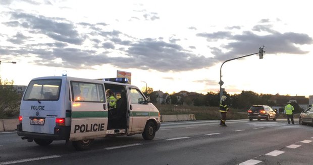 Nehoda dvou aut na Českobrodské dočasně omezila dopravu v obou směrech.