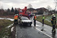 Záhadná bouračka v Průhonicích: V autě nikdo nebyl, zásah hasičů omezil dopravu
