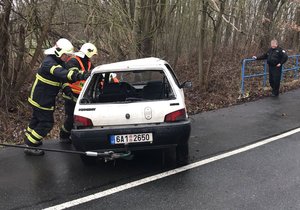 Ranní linkový autobus se u Pohořelic na Brněnsku srazil s osobním autem. (Ilustrační foto)