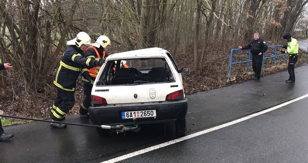 Ranní linkový autobus se u Pohořelic na Brněnsku srazil s osobním autem. (Ilustrační foto)