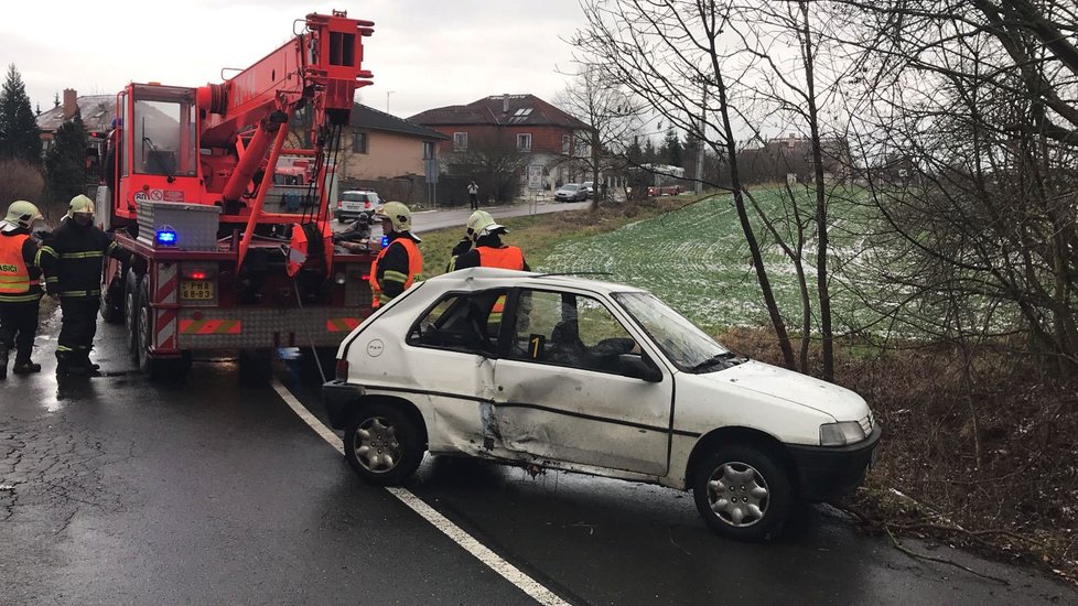 V Průhonicích se stala záhadná nehoda, auto našli bez řidiče.