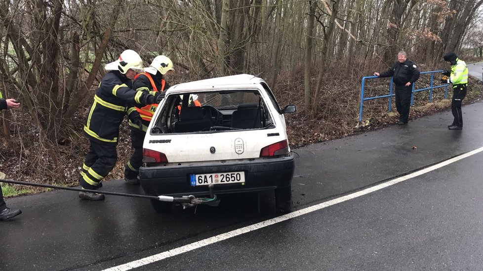 V Průhonicích se stala záhadná nehoda, auto našli bez řidiče.