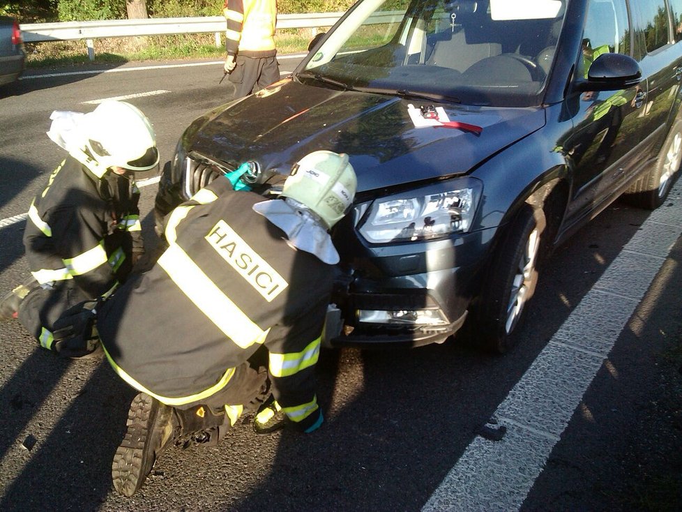 Na trase Slaný–Praha bouralo pět aut, zranily se tři osoby.