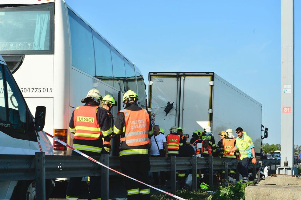 Dálnici D5 uzavřela nehoda autobusu s kamionem, jeden člověk se těžce zranil.