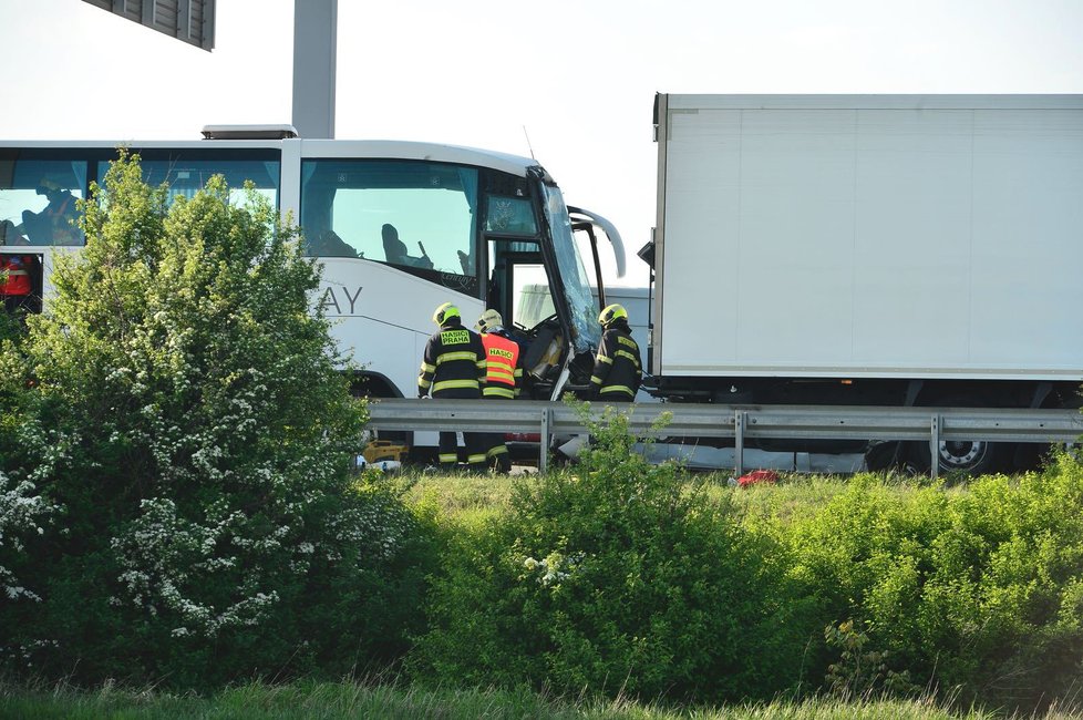 Dálnici D5 uzavřela nehoda autobusu s kamionem, jeden člověk se těžce zranil.