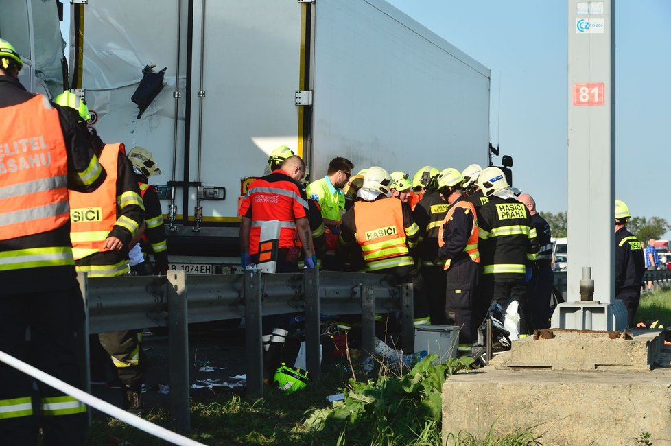 Dálnici D5 uzavřela nehoda autobusu s kamionem, jeden člověk se těžce zranil.