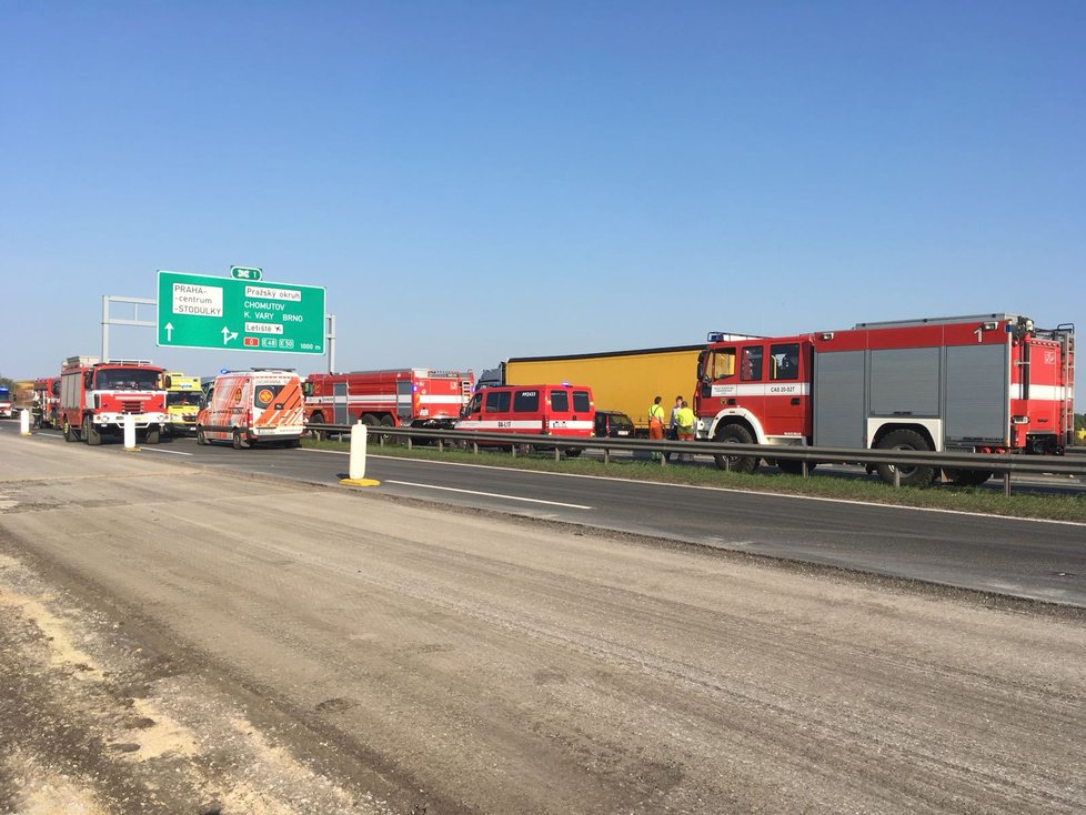 Dálnici D5 uzavřela nehoda autobusu s kamionem, jeden člověk se těžce zranil.