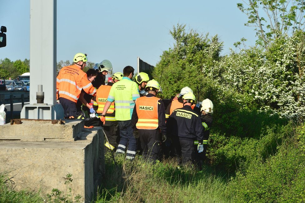 Dálnici D5 uzavřela nehoda autobusu s kamionem, jeden člověk se těžce zranil.