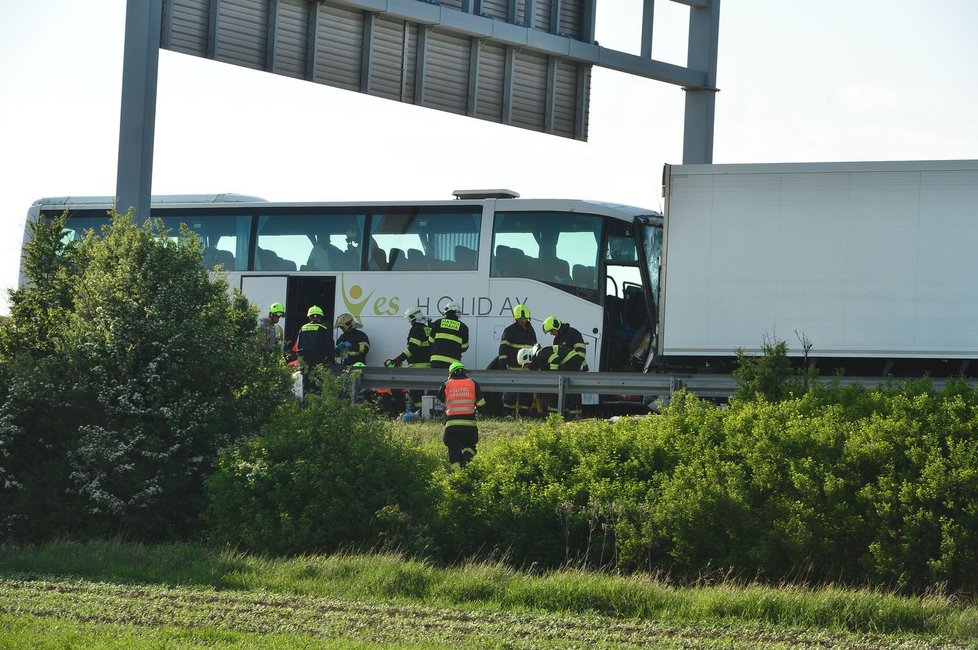 Dálnici D5 uzavřela nehoda autobusu s kamionem, jeden člověk se těžce zranil.