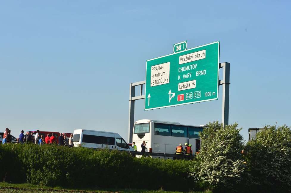 Dálnici D5 uzavřela nehoda autobusu s kamionem, jeden člověk se těžce zranil.