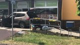Vážná nehoda v Kolodějích: Řidička nabourala do obchodu, s dětmi skončila v nemocnici