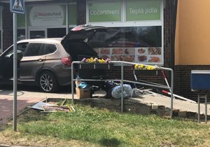Řidička sjela v Kolodějích autem mimo vozovku, narazila do obchodu.