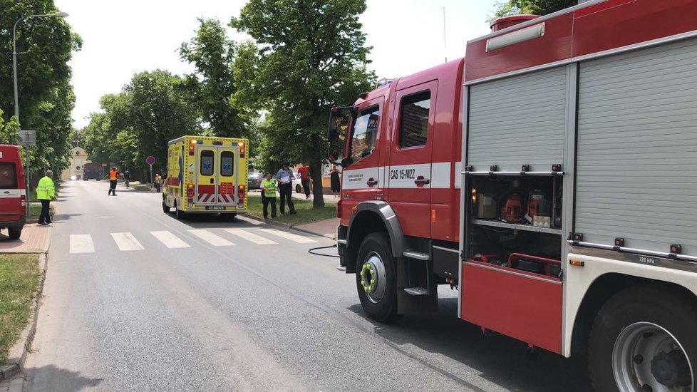 Řidička sjela v Kolodějích autem mimo vozovku, narazila do obchodu.