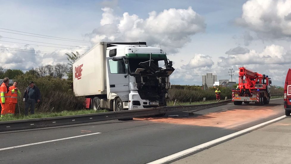 Na dálnici D11 havaroval kamion, obousměrně se začaly tvořit kolony.