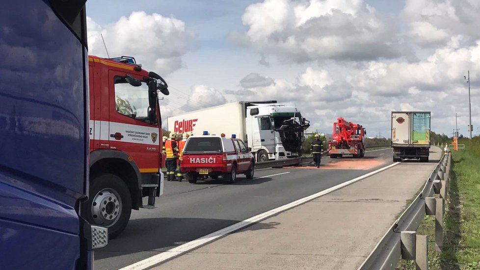 Na dálnici D11 havaroval kamion, obousměrně se začaly tvořit kolony.