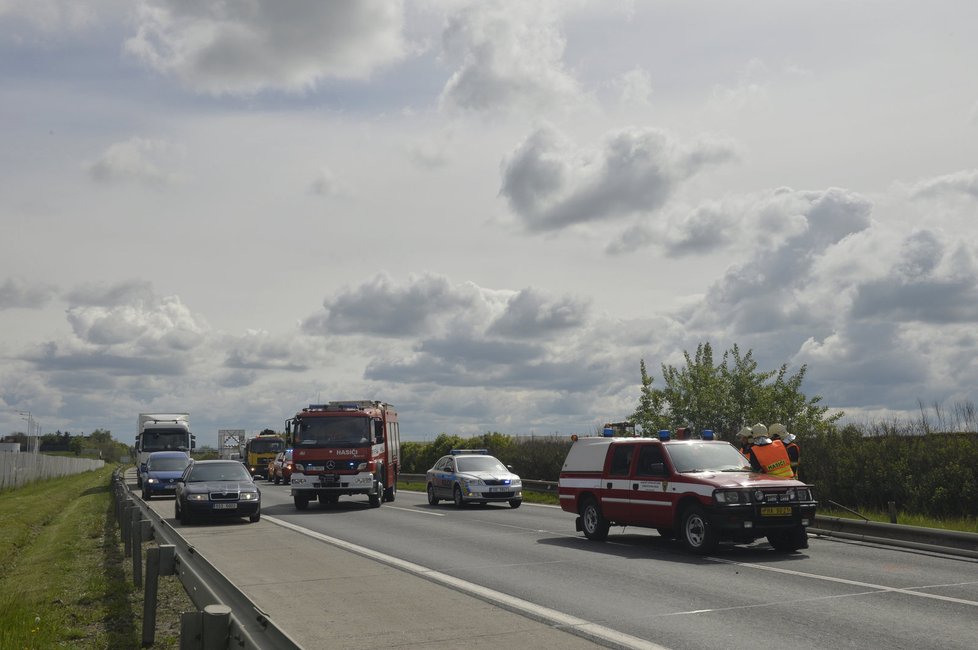 Na dálnici D11 vjel kamion do protisměru a havaroval, začaly se obousměrně tvořit kolony.