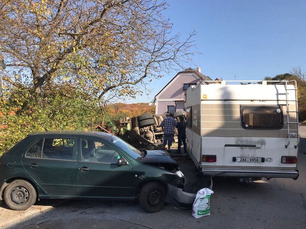 Auto popelářů na Bílé Hoře skončilo na boku v zahradě.