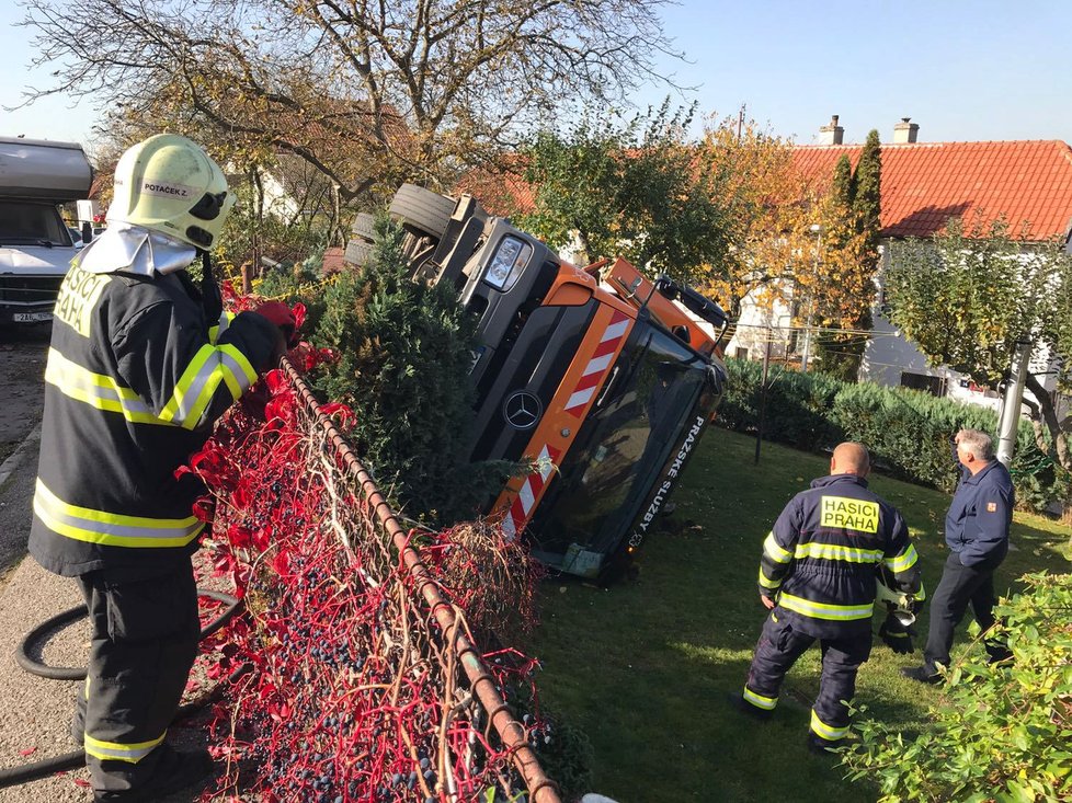 Auto popelářů na Bílé Hoře skončilo na boku v zahradě.