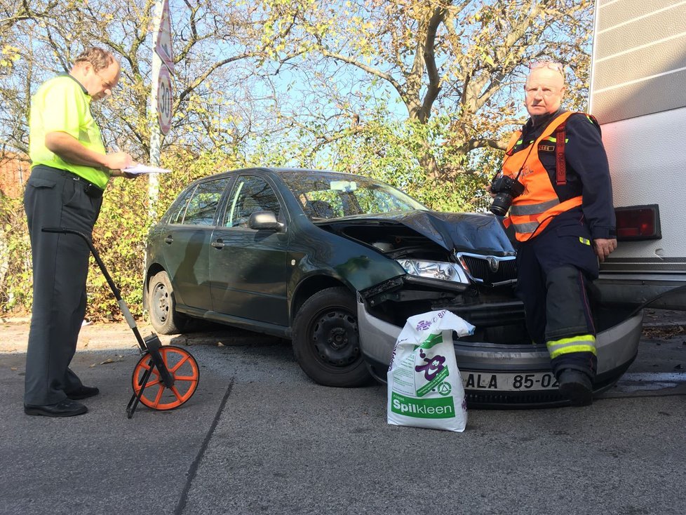 Auto popelářů na Bílé Hoře skončilo na boku v zahradě.