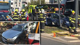 V Praze se během úterního rána staly dvě nehody, během kterých bouraly tramvaje s osobními auty.