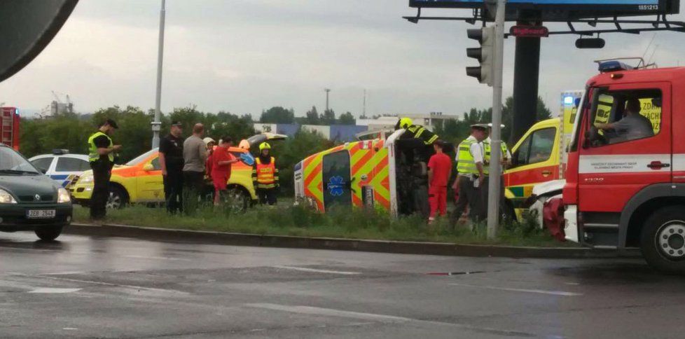 Za nehodu zdravotnického vozu s osobákem může podle policie řidič sanitky. Strážci zákona a záchranáři se shodují, že zneužívání modrých majáků v Praze je problém.