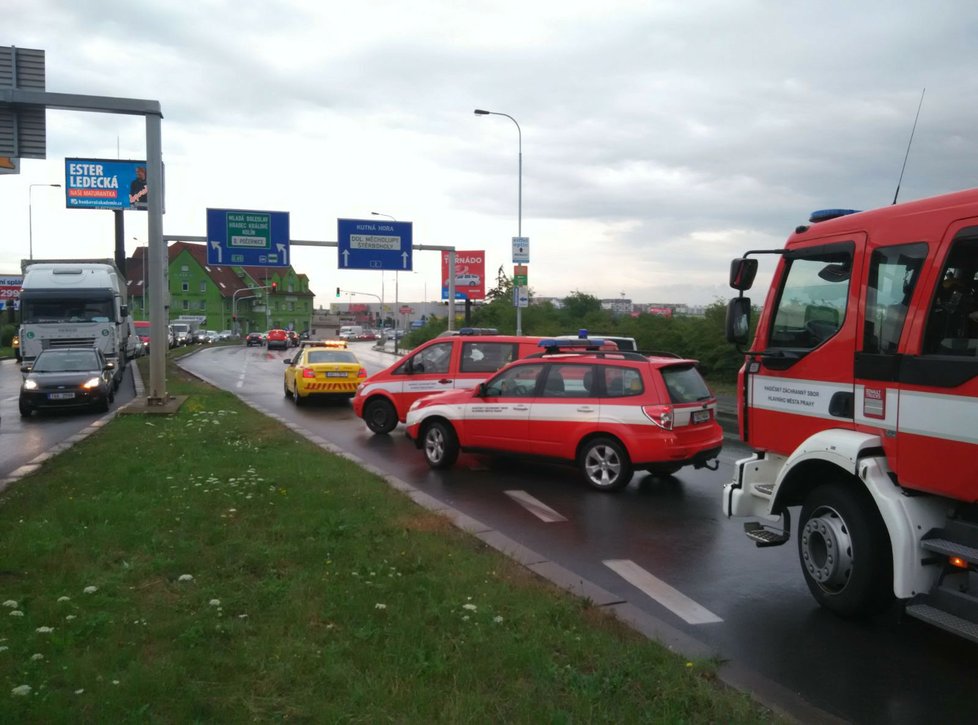 V Průmyslové ulici se srazila sanitka s osobákem, vůz záchranářů skončil na boku.