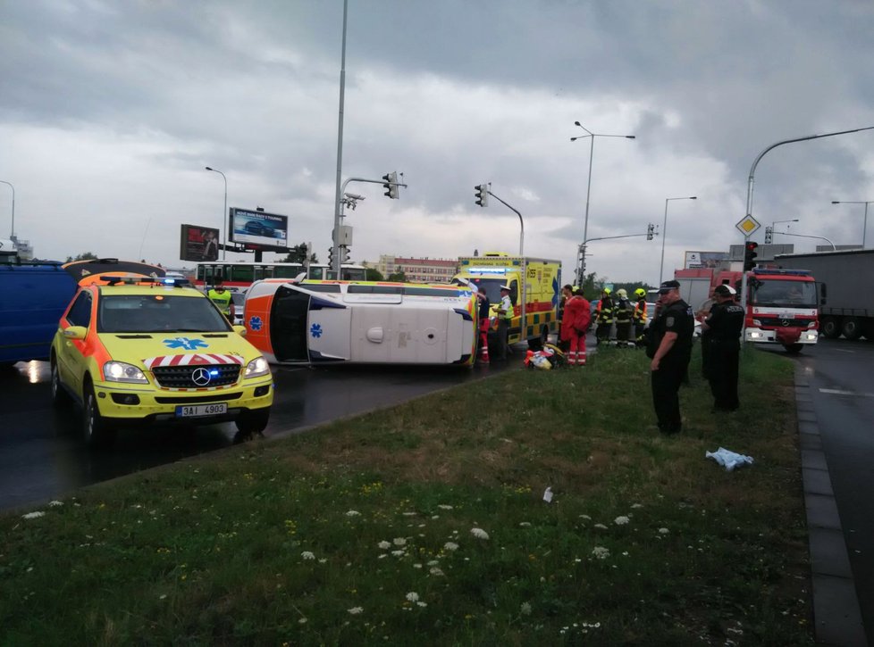 Za nehodu zdravotnického vozu s osobákem může podle policie řidič sanitky. Strážci zákona a záchranáři se shodují, že zneužívání modrých majáků v Praze je problém.