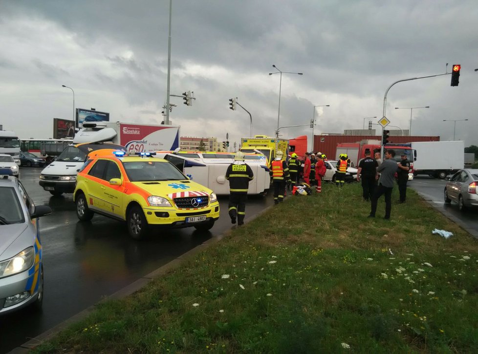 V Průmyslové ulici se srazila sanitka s osobákem, vůz záchranářů skončil na boku.