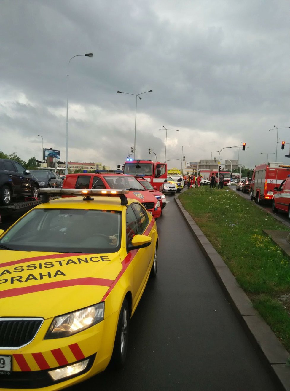 Za nehodu zdravotnického vozu s osobákem může podle policie řidič sanitky. Strážci zákona a záchranáři se shodují, že zneužívání modrých majáků v Praze je problém.