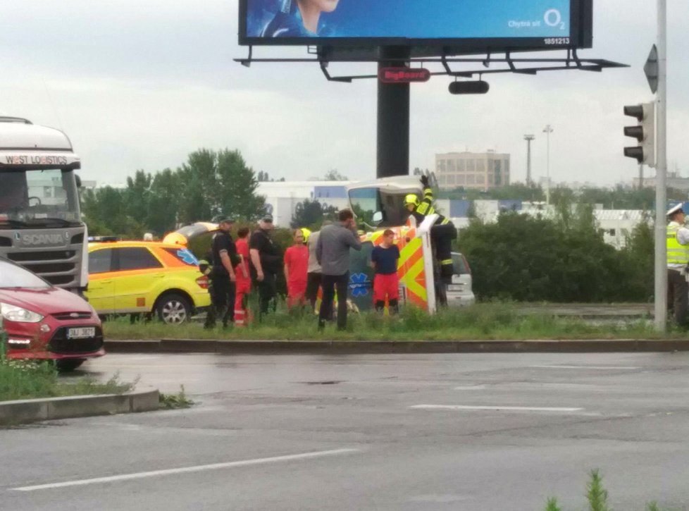 V Průmyslové ulici se srazila sanitka s osobákem, vůz záchranářů skončil na boku.