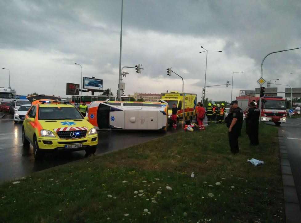 V Průmyslové ulici se srazila sanitka s osobákem, vůz záchranářů skončil na boku.