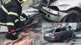 Hromadná nehoda na Plzeňské: Auto skončilo ve sloupu, unikaly z něj hořlaviny