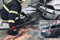 Hromadná nehoda na Plzeňské: Auto skončilo ve sloupu, unikaly z něj hořlaviny