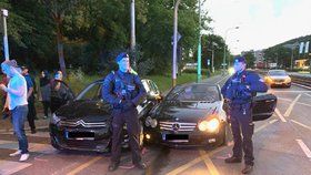 Kabriolet včera večer v Praze naboural do dvou aut, dva lidé utekli. V jednom z vozů seděl indonéský diplomat.