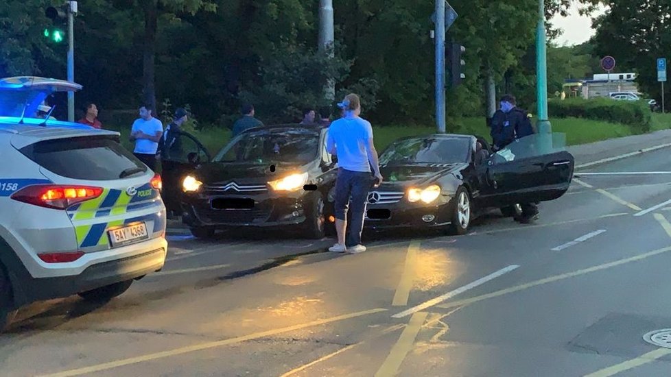 Kabriolet včera večer v Praze naboural do dvou aut, dva lidé utekli. V jednom z vozů seděl indonéský diplomat.