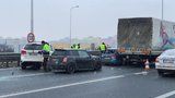 Hromadná nehoda na Pražském okruhu: Bourala tu tři auta a náklaďák