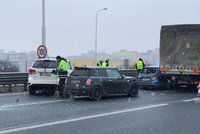 Hromadná nehoda na Pražském okruhu: Bourala tu tři auta a náklaďák