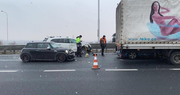 Na Pražském okruhu bourala tři osobní auta a nákladní vůz.