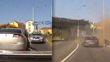 Zfetovaný řidič (31) ujížděl v Praze policistům. Naboural auto se dvěma dětmi