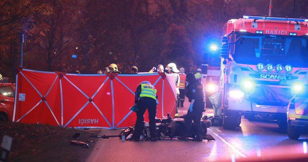 Nehoda u Černošic má druhou oběť: Po motorkáři zemřela v nemocnici i jeho spolujezdkyně