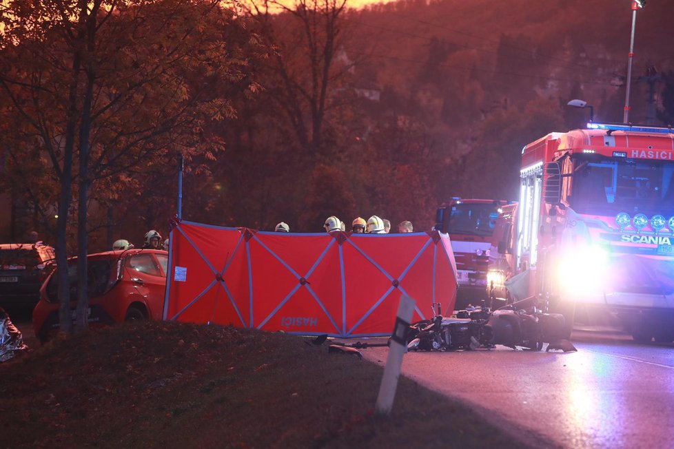 Na Radotínské za hranicemi Prahy bouralo osobní auto a motorka.