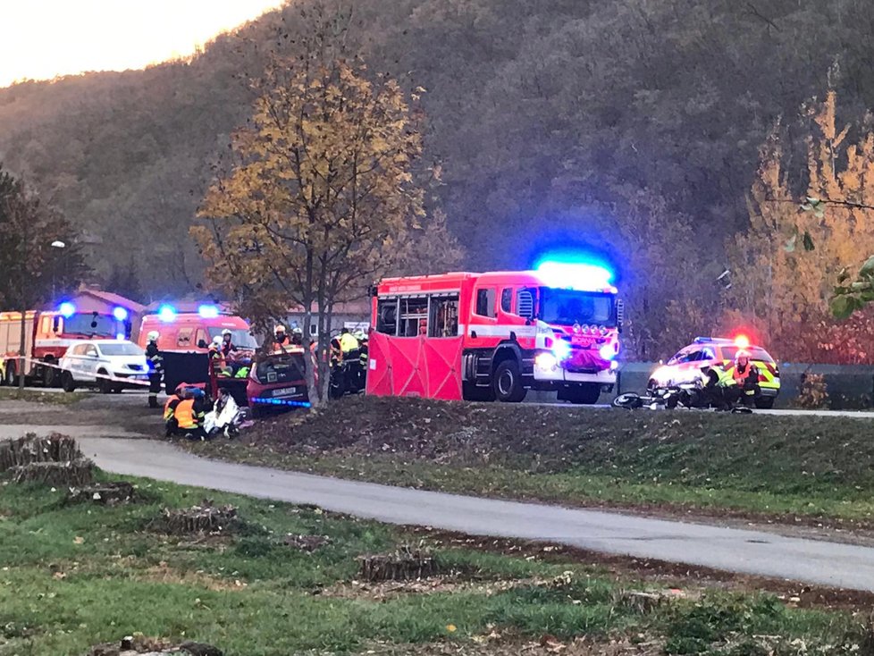 Na Radotínské za hranicemi Prahy bouralo osobní auto a motorka.