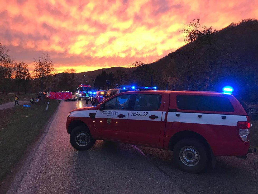 Na Radotínské za hranicemi Prahy bouralo osobní auto a motorka.