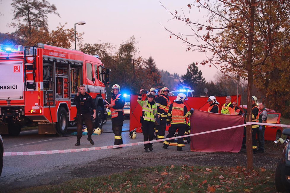 Na Radotínské za hranicemi Prahy bouralo osobní auto a motorka.