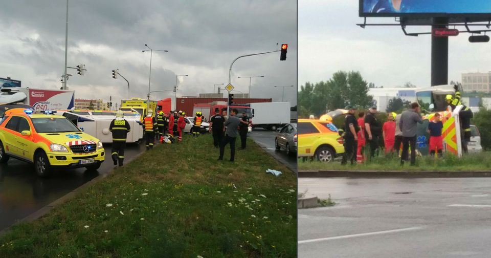 V Průmyslové bourala sanitka s osobákem, vůz záchranářů skončil po střetu na boku.